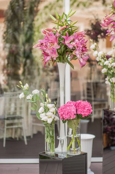 婚礼桌上的装饰品花卉风光 — 图库照片