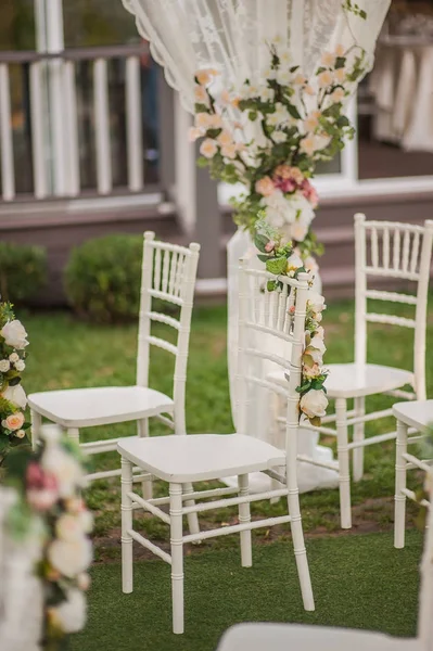 Svatební dekorace stolů židle květiny — Stock fotografie