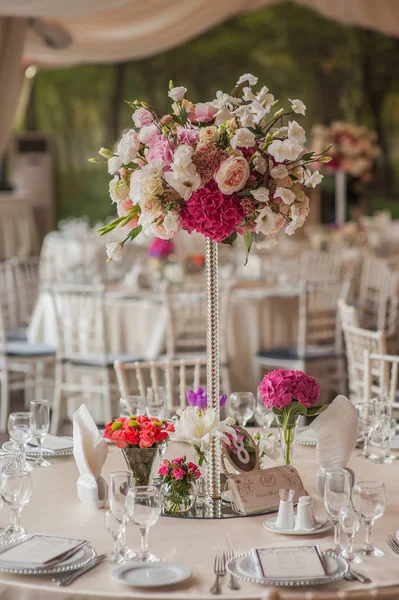 Dekorationen auf Hochzeitstischen Blumen Landschaft — Stockfoto