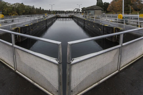 Dämme und Tore Wasserkraftwerk — Stockfoto