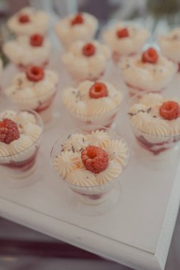 büfe tatlılar düğün masada