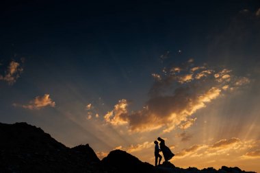 hamile bir kadın ve erkeklerin doğada siluet