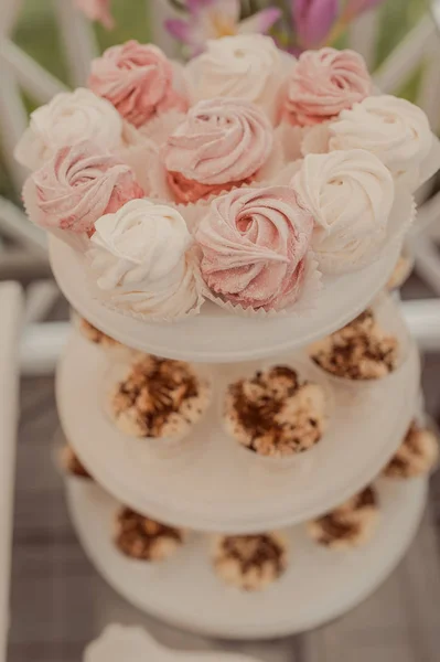 Bufet sladkosti na svatební stůl — Stock fotografie