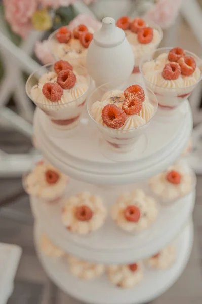Bufet sladkosti na svatební stůl — Stock fotografie