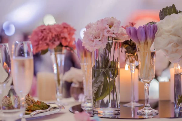 Dekorationen auf Hochzeitstischen Blumen Landschaft — Stockfoto