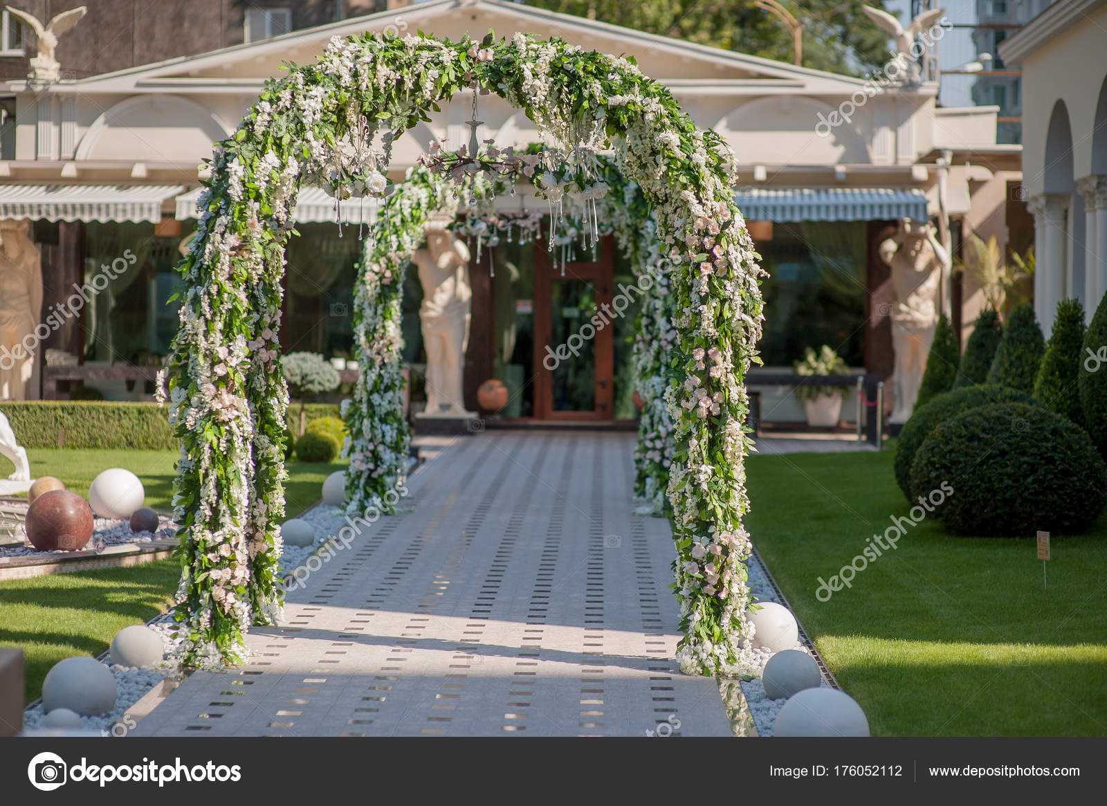 Salón de bodas — Foto de stock © kiriak09 #176052112, image size:1600x1165