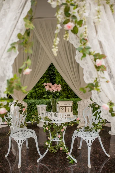 웨딩 장식 테이블의 자 꽃 — 스톡 사진