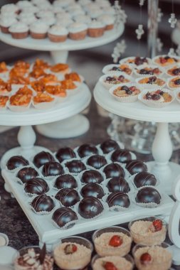 büfe tatlılar düğün masada