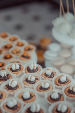 büfe tatlılar düğün masada