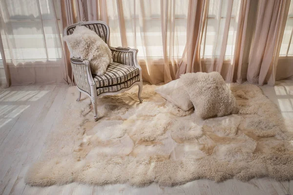 Carpet of fur in the interior of the house — Stock Photo, Image