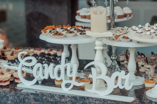 Шведский стол со сладостями за свадебным столом — стоковое фото