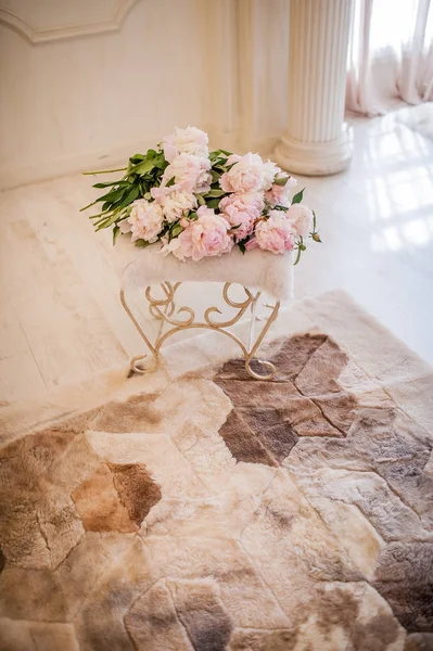 Carpet of fur in the interior of the house — Stock Photo, Image