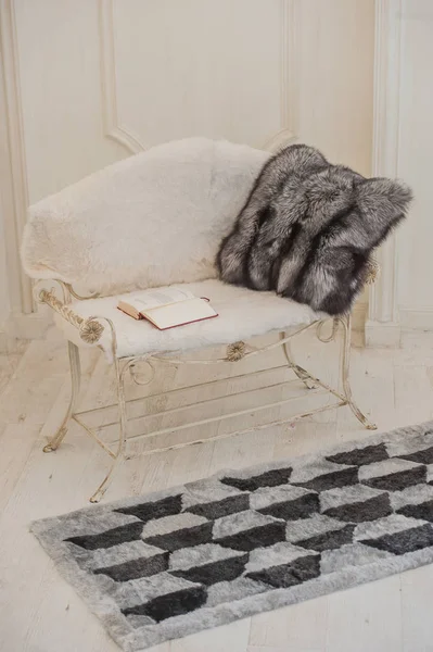 Carpet of fur in the interior of the house — Stock Photo, Image