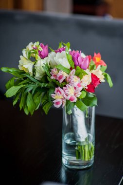 Tablo ve bir Vazoda Çiçekler