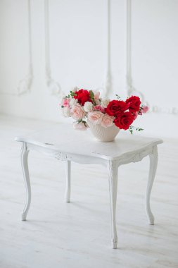 Tablo ve bir Vazoda Çiçekler