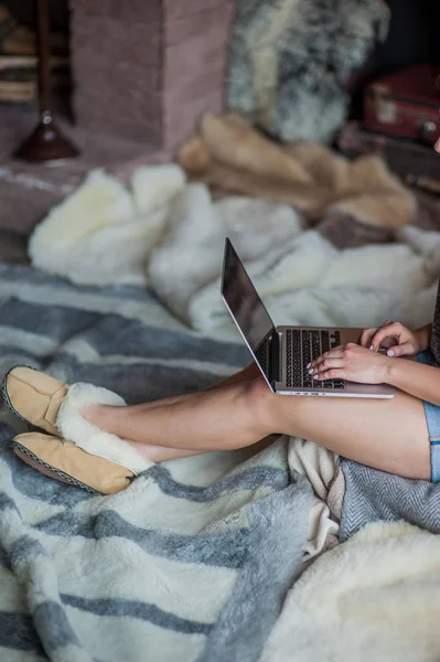 Computer aan de voeten van het meisje — Stockfoto