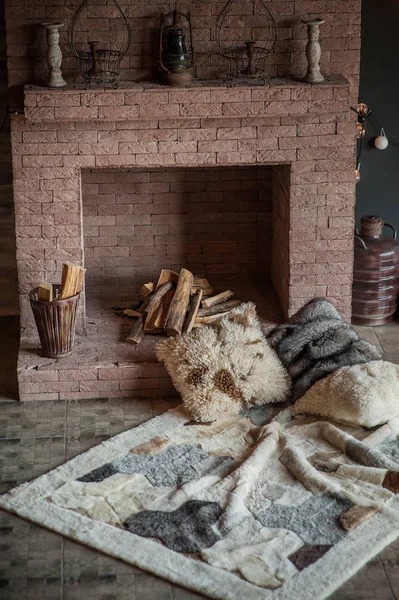 Ковер из меха в интерьере дома — стоковое фото