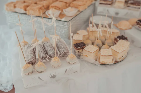 Buffet de doces na mesa de casamento — Fotografia de Stock