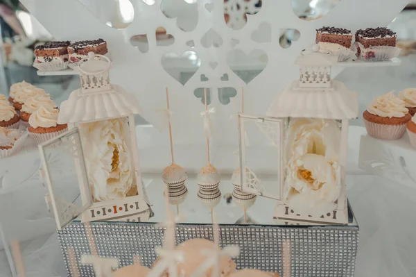 Шведський стіл з цукерок за весільним столом — стокове фото