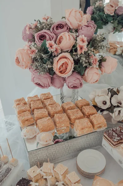 Buffet de bonbons à la table de mariage — Photo