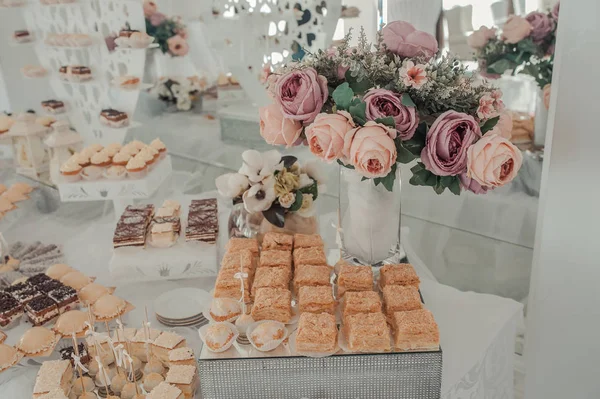 Buffet de doces na mesa de casamento — Fotografia de Stock