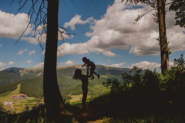 Silhouette de mère enfant dans la nature — Photo