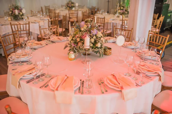 Bruiloft decoratie van de tabellen voor een bruiloft — Stockfoto