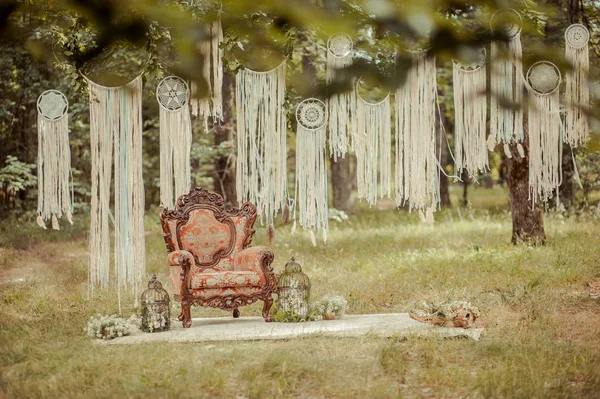 Geschmücktes Sofa bei der Hochzeit — Stockfoto