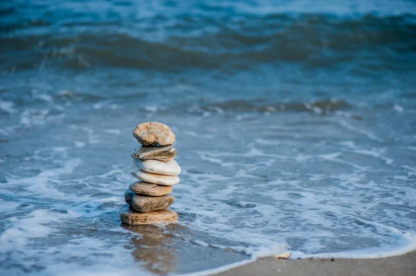 Steintürme auf dem Meer — Stockfoto