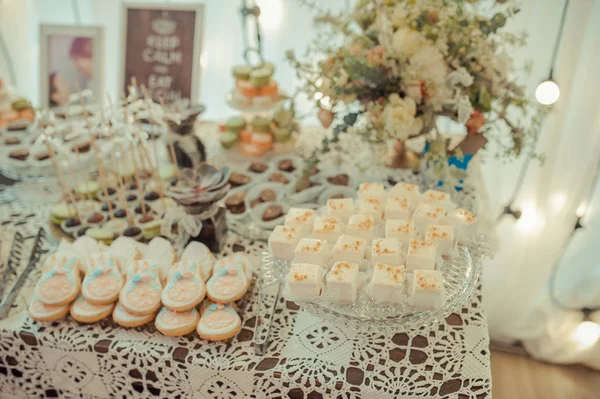 Μπουφές με γλυκά στο τραπέζι του γάμου — Φωτογραφία Αρχείου
