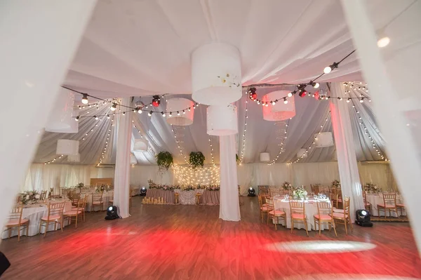 Schöner Hochzeitssaal und Licht drin — Stockfoto