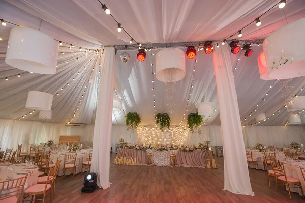 Prachtige Bruiloftszaal en licht in het — Stockfoto