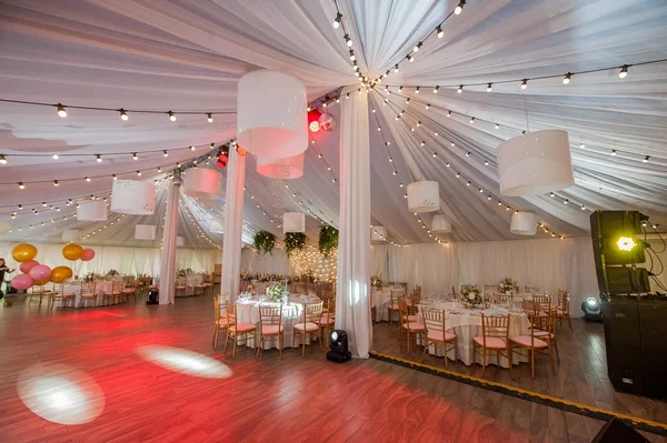 Schöner Hochzeitssaal und Licht drin — Stockfoto