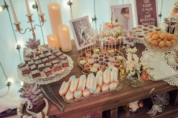 büfe tatlılar düğün masada