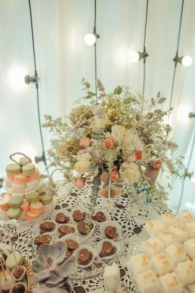 Buffé med godis på tabellen bröllop — Stockfoto
