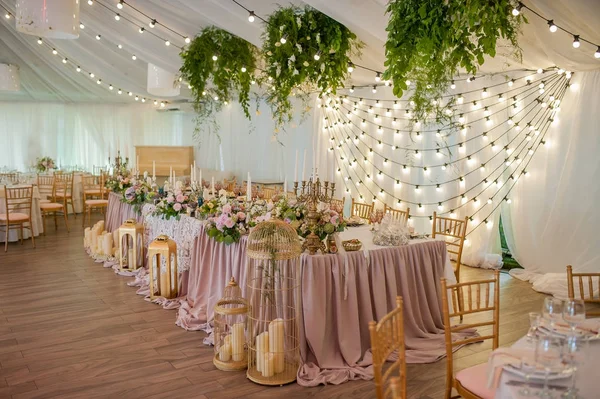 Bruiloft decoratie van de tabellen voor een bruiloft Stockfoto