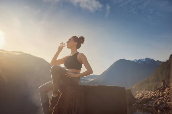 Yoga fitness fille sur nature paysage — Photo