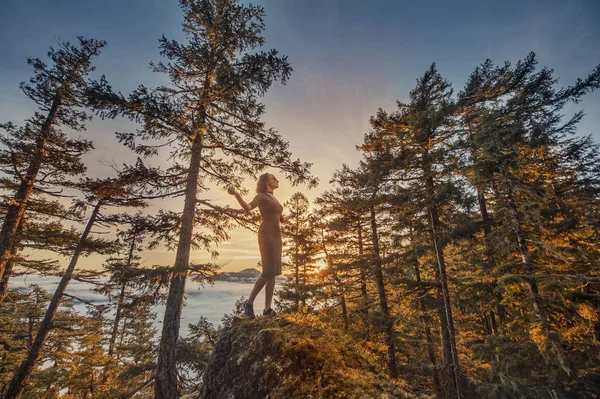 Yoga fitness flicka på natur landskap — Stockfoto