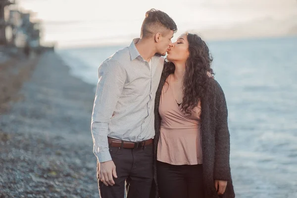 Jovem casal feliz bonito no amor — Fotografia de Stock