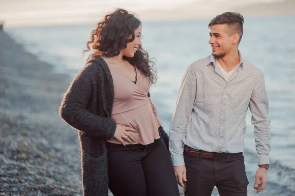 Jovem casal feliz bonito no amor — Fotografia de Stock