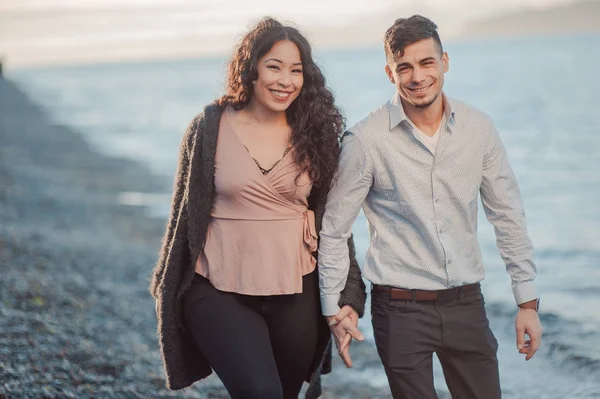 Jovem casal feliz bonito no amor — Fotografia de Stock