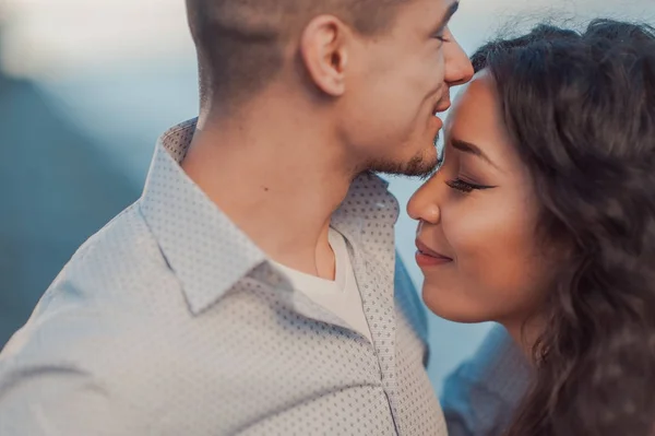 Jovem casal feliz bonito no amor — Fotografia de Stock