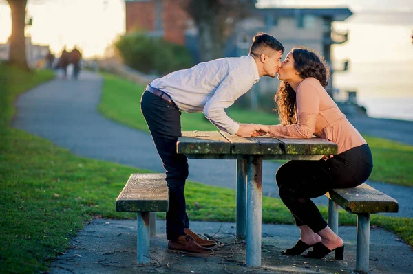 Jovem casal feliz bonito no amor — Fotografia de Stock