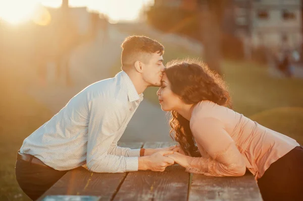 Jovem casal feliz bonito no amor — Fotografia de Stock