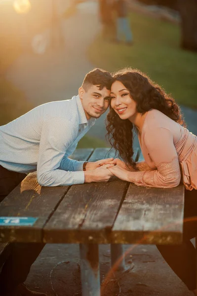 Junges schönes glückliches Paar verliebt — Stockfoto