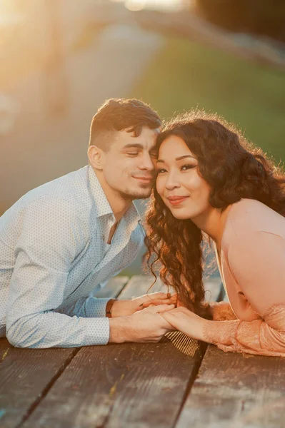 Jovem casal feliz bonito no amor — Fotografia de Stock