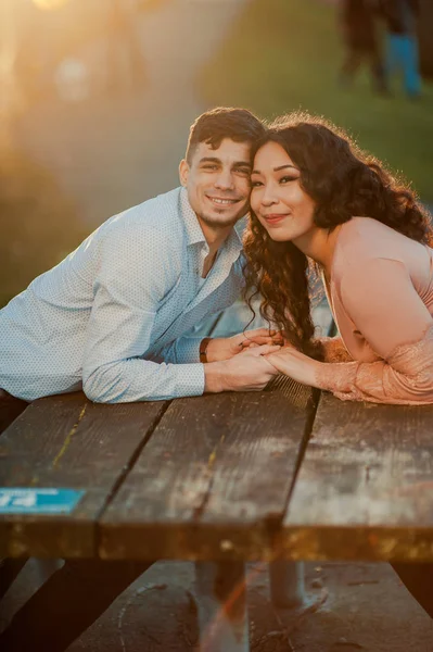 Junges schönes glückliches Paar verliebt — Stockfoto