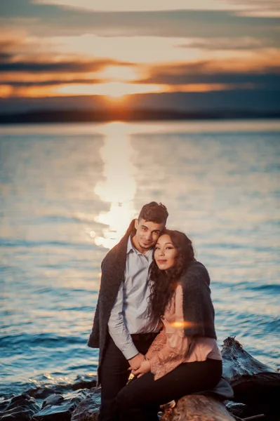 Jovem casal feliz bonito no amor — Fotografia de Stock