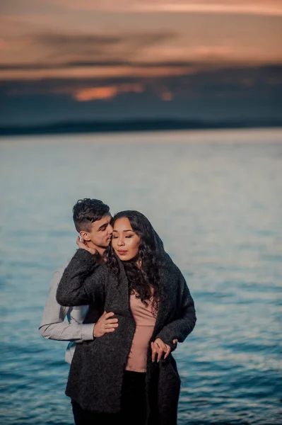 Jovem casal feliz bonito no amor — Fotografia de Stock