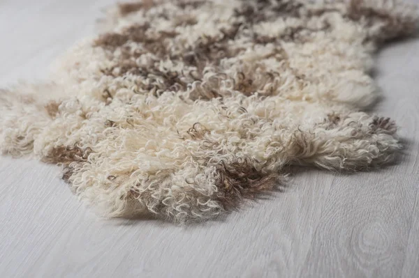 Alfombras naturales de lana en el aislamiento — Foto de Stock